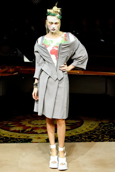Look 16